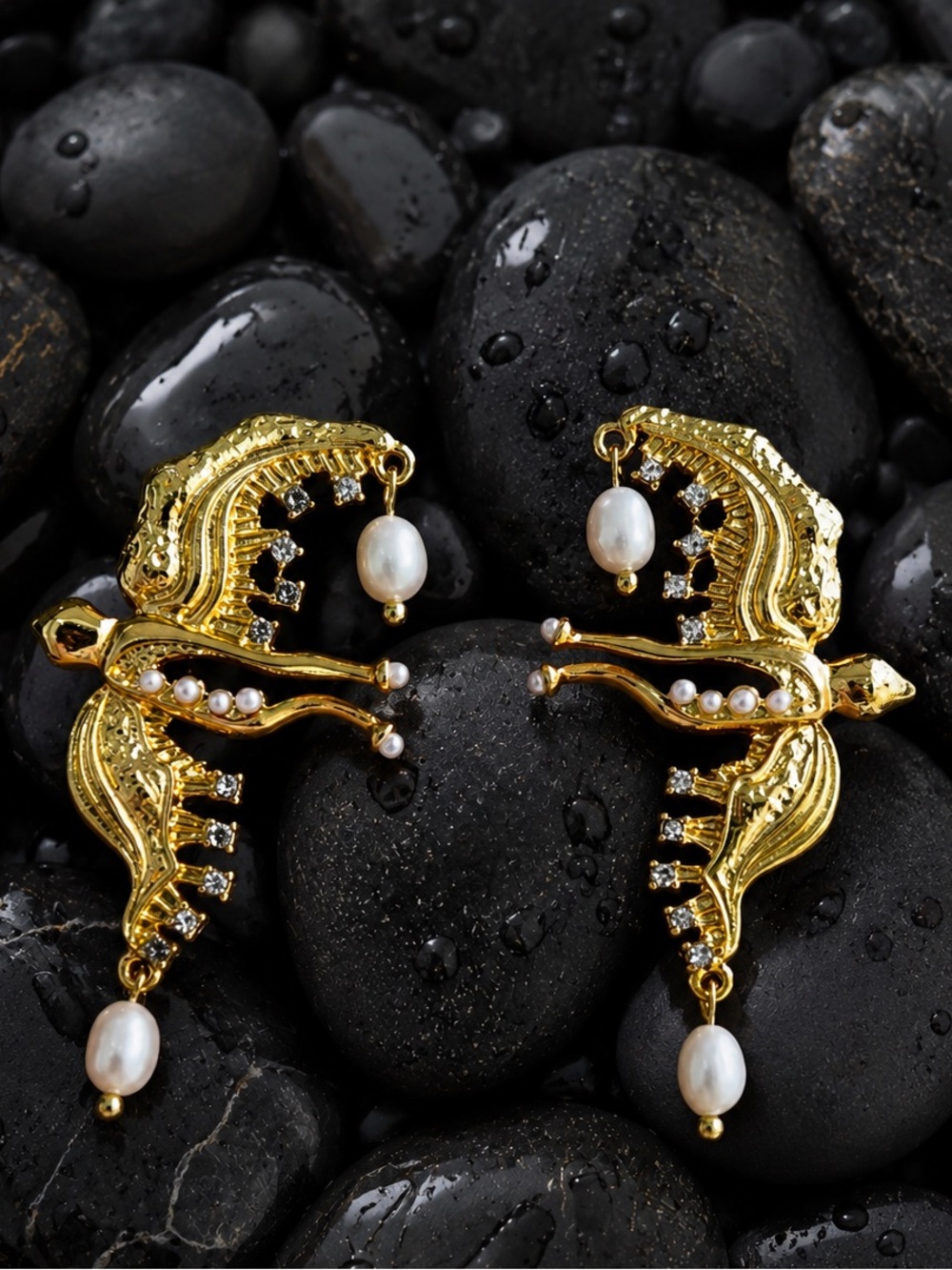 Bird-Inspired Gold Tone Pearl